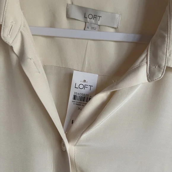 NWT LOFT silky like Blouse - Picture 2 of 4